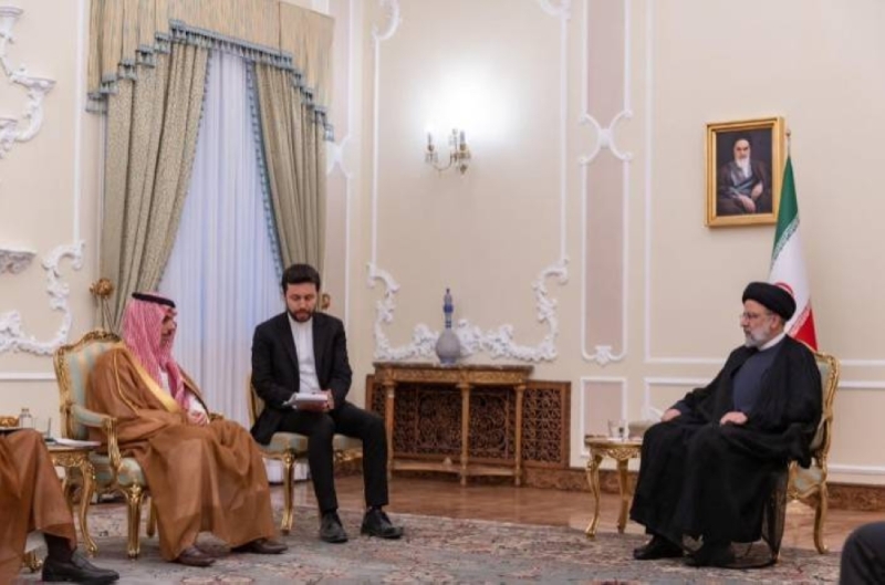 شاهد: الرئيس الإيراني يستقبل وزير الخارجية فيصل بن فرحان والأخير يسلمه دعوة من الملك سلمان لزيارة المملكة