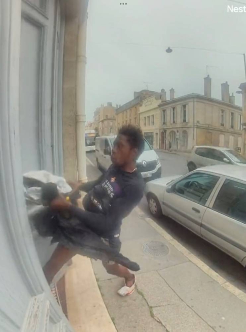 شاهد.. لص إفريقي يسطو  على سيدة وطفلتها ويسرق أساورهما  في شارع  في فرنسا