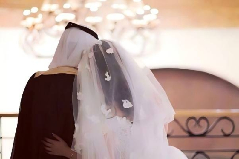 كاتب سعودي يكشف عن 5 ميزات للزواج من محامية!