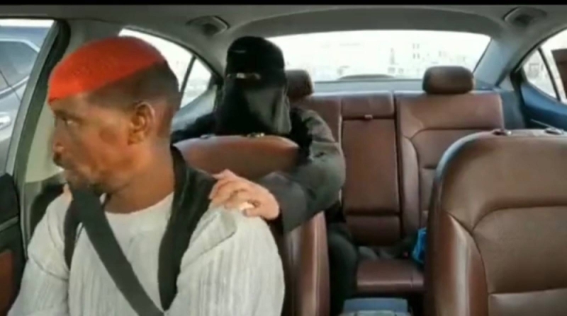 صانع محتوى وصاحبه ينفذان مقلبًا في وافد سوداني داخل سيارة والأخير: خربوا بيتي