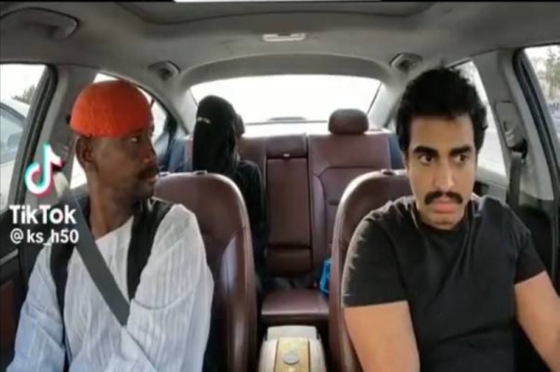 صانع محتوى وصاحبه ينفذان مقلبًا في وافد سوداني داخل سيارة والأخير: خربوا بيتي