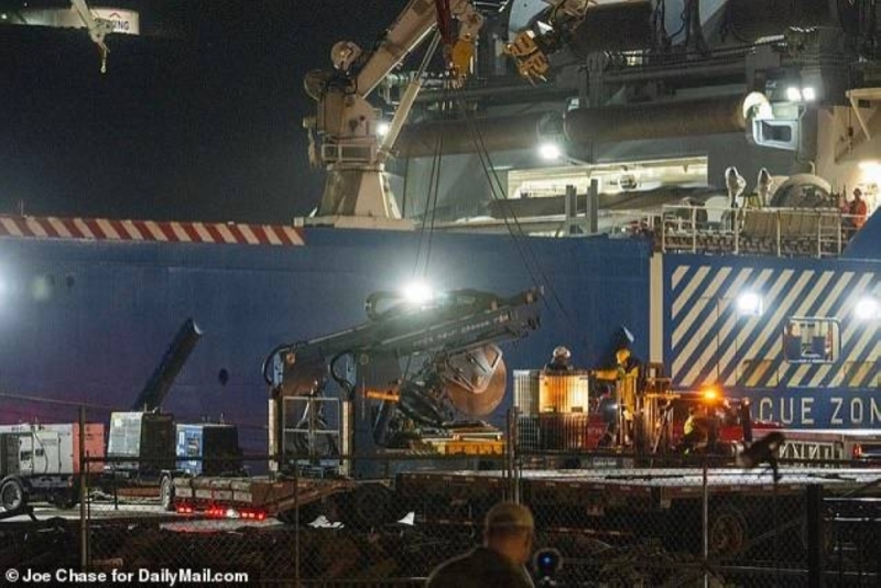 الفرصة الأخيرة .. شاهد: لحظة نقل آلات ومعدات ثقيلة إلى كندا على متن 3 طائرات شحن أمريكية لإنقاذ الـ 5 مفقودين داخل الغواصة "تيتان"