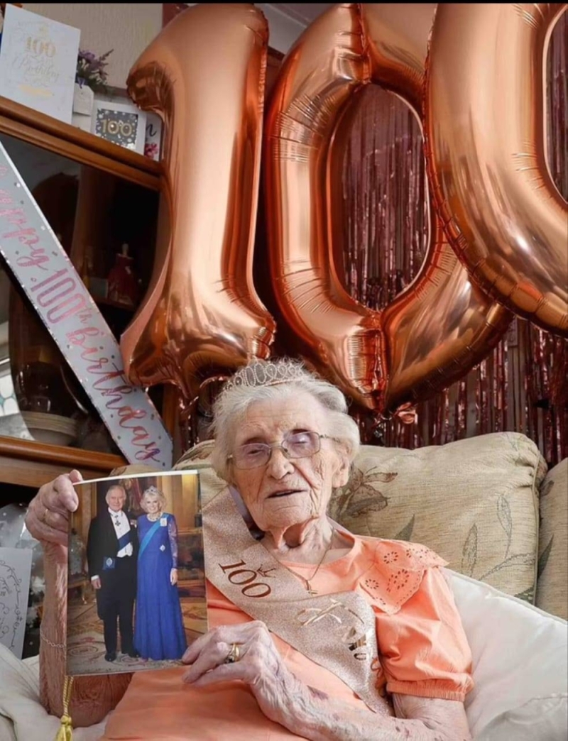مسنة بريطانية تحتفل بعيد ميلادها الـ 100.. وتكشف عن سر طول عمرها