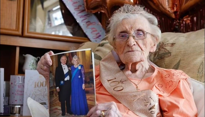 مسنة بريطانية تحتفل بعيد ميلادها الـ 100.. وتكشف عن سر طول عمرها