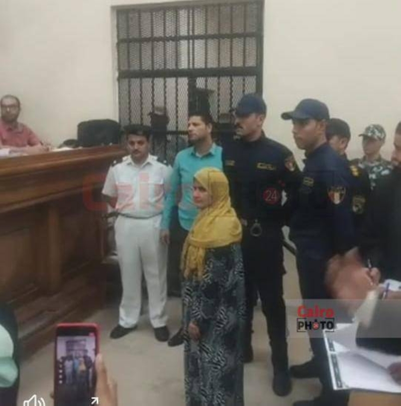 مصر.. شاهد: أول ظهور للأم المتهمة بقتل طفلها وأكل جثته داخل المحكمة.. وصدور قرار قضائي جديد بشأنها
