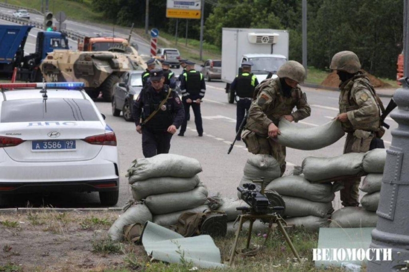 شاهد : الجيش الروسي ينصب مواقع للمدافع الرشاشة عند مدخل موسكو