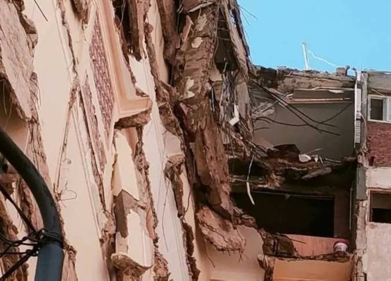 شاهد: انهيار مبنى من 13 طابقا في الإسكندرية ووجود ضحايا تحت الأنقاض