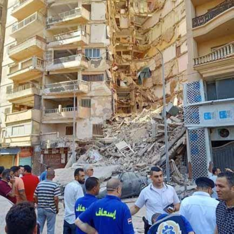 شاهد.. صور جديدة من موقع حادث عقار الإسكندرية المنهار .. ومسؤول مصري يكشف مفاجأة بشأن المبنى