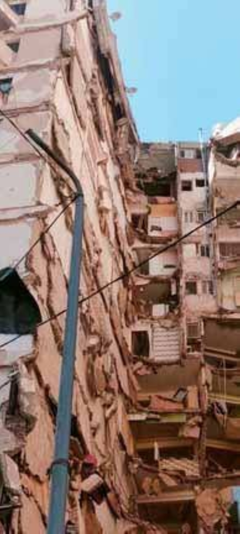 شاهد.. صور جديدة من موقع حادث عقار الإسكندرية المنهار .. ومسؤول مصري يكشف مفاجأة بشأن المبنى