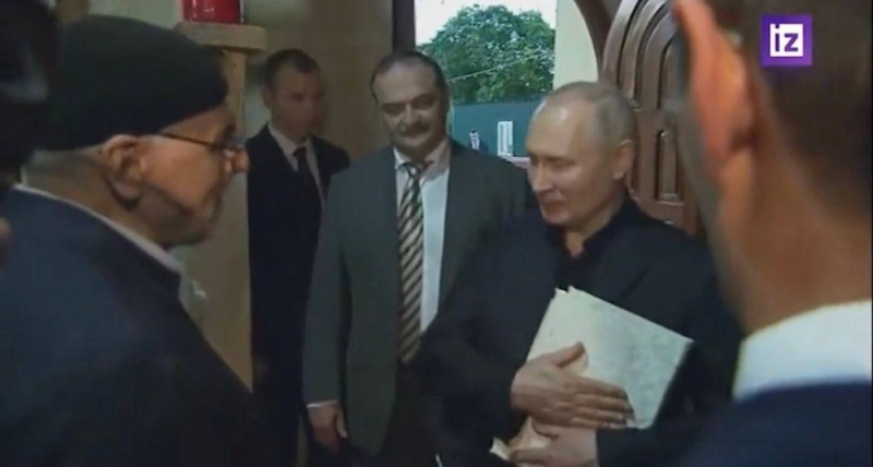 شاهد: بوتين يحتضن القرآن بعد أن أهدي إليه أثناء زيارته لأحد المساجد في داغستان