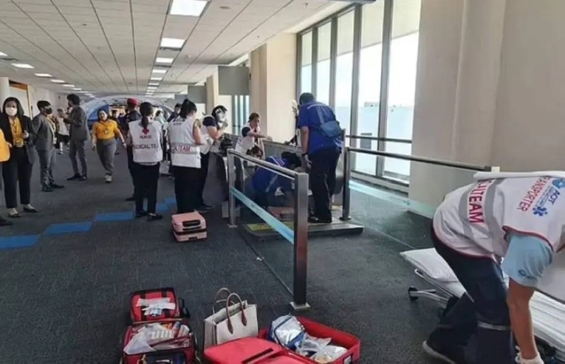 شاهد.. سلم كهربائي يلتهم ساق سائحة في مطار بانكوك