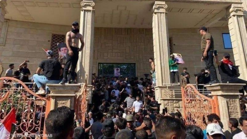 شاهد.. عراقيون يقتحمون مقر السفارة السويدية في بغداد
