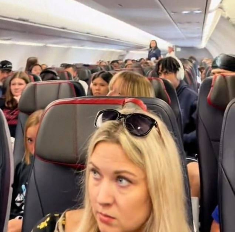 شاهد .. مسافرة أمريكية تنهار وتطالب فجأة بمغادرة الطائرة لسبب لا يخطر على بال!