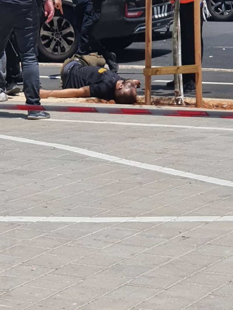 شاهد .. الشرطة الإسرائيلية تقتل منفذ عملية الدهس وإطلاق النار في تل أبيب
