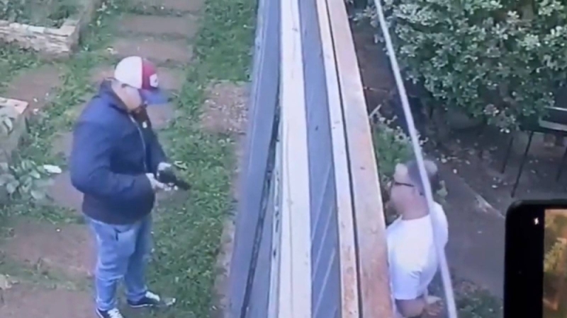 شاهد.. كاميرا مثبتة توثق لحظة قيام شخص بقتل آخر من خلف باب منزله