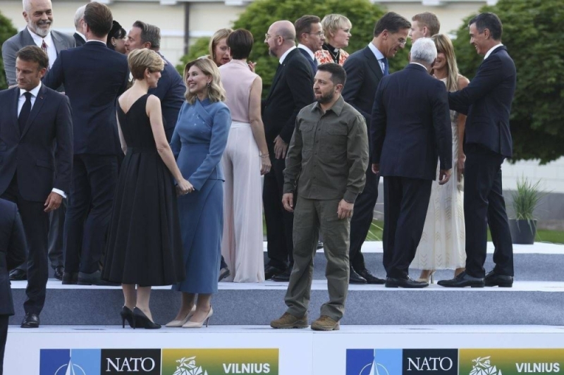 شاهد.. صورة للرئيس الأوكراني "زيلينسكي"  وهو يقف وحيدا مع قادة الناتو تثير تفاعلا