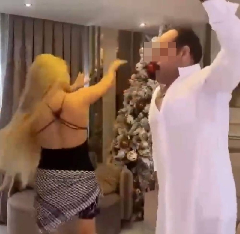 شاهد.. رقص قائد عسكري في الحشد الشعبي العراقي مع فتاة شقراء يثير غضب الإيرانيين !