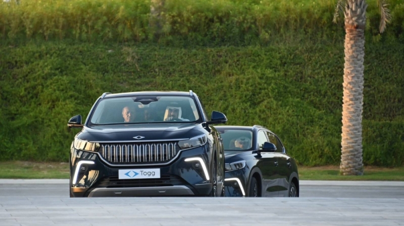 شاهد: أردوغان يهدي أمير قطر سيارة "توغ" التركية زرقاء اللون