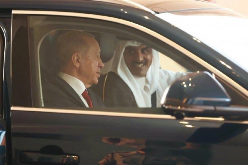 شاهد: أردوغان يهدي أمير قطر سيارة "توغ" التركية زرقاء اللون