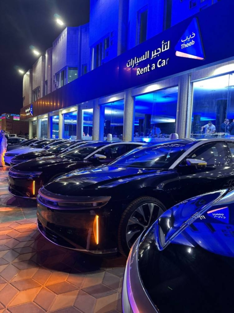 لأول مرة..  شاهد:  عرض سيارات " لوسيد الكهربائية" للتأجير في السعودية
