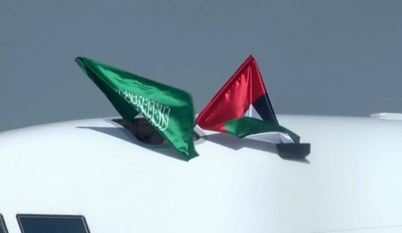 شاهد: علم السعودية بجانب العلم الإماراتي في أعلى طائرة نائب رئيس الإمارات لحظة وصوله إلى جدة للمشاركة في القمة الخليجية مع C5