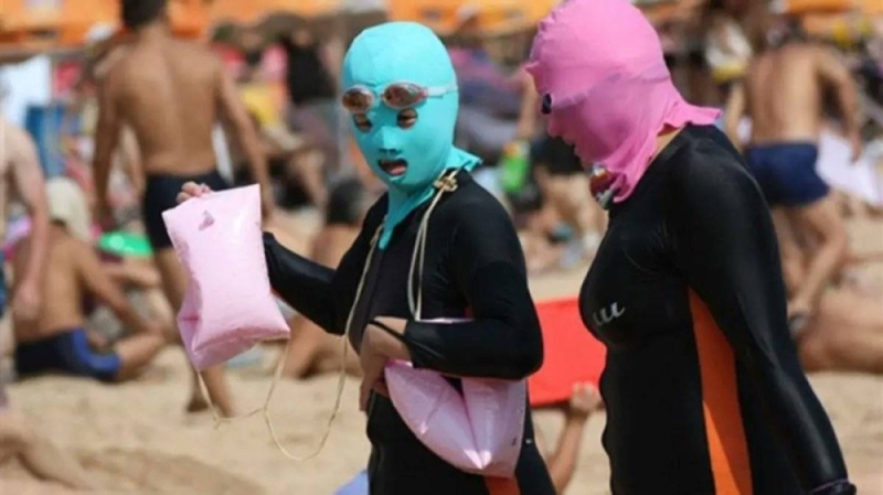 شاهد: صينيون يرتدون أقنعة ملونة أثناء السباحة والكشف عن السبب