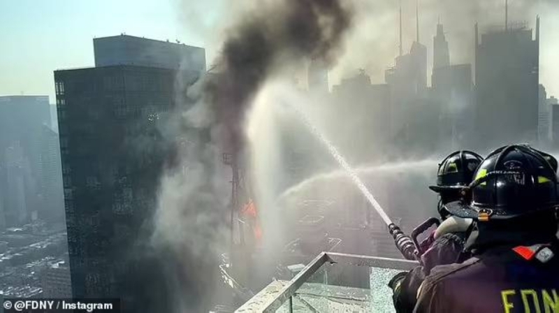 شاهد .. لحظة سقوط رافعة ضخمة بعد اشتعال النيران فيها بنيويورك وإصابة 6 أشخاص