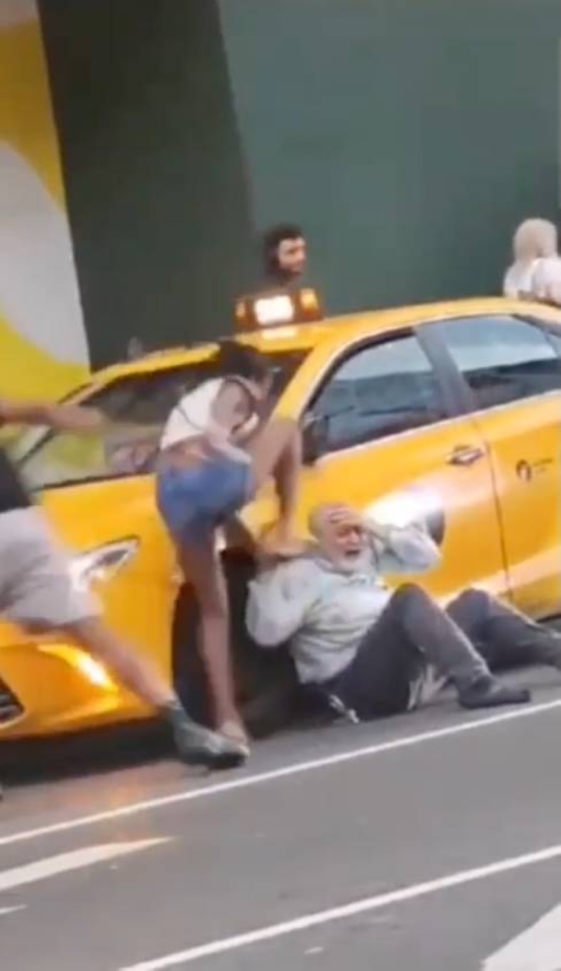 أمريكا : شاهد: سائق أجرة مسن يتعرض للضرب على يد 5 أشخاص وسط شارع  في نيويورك