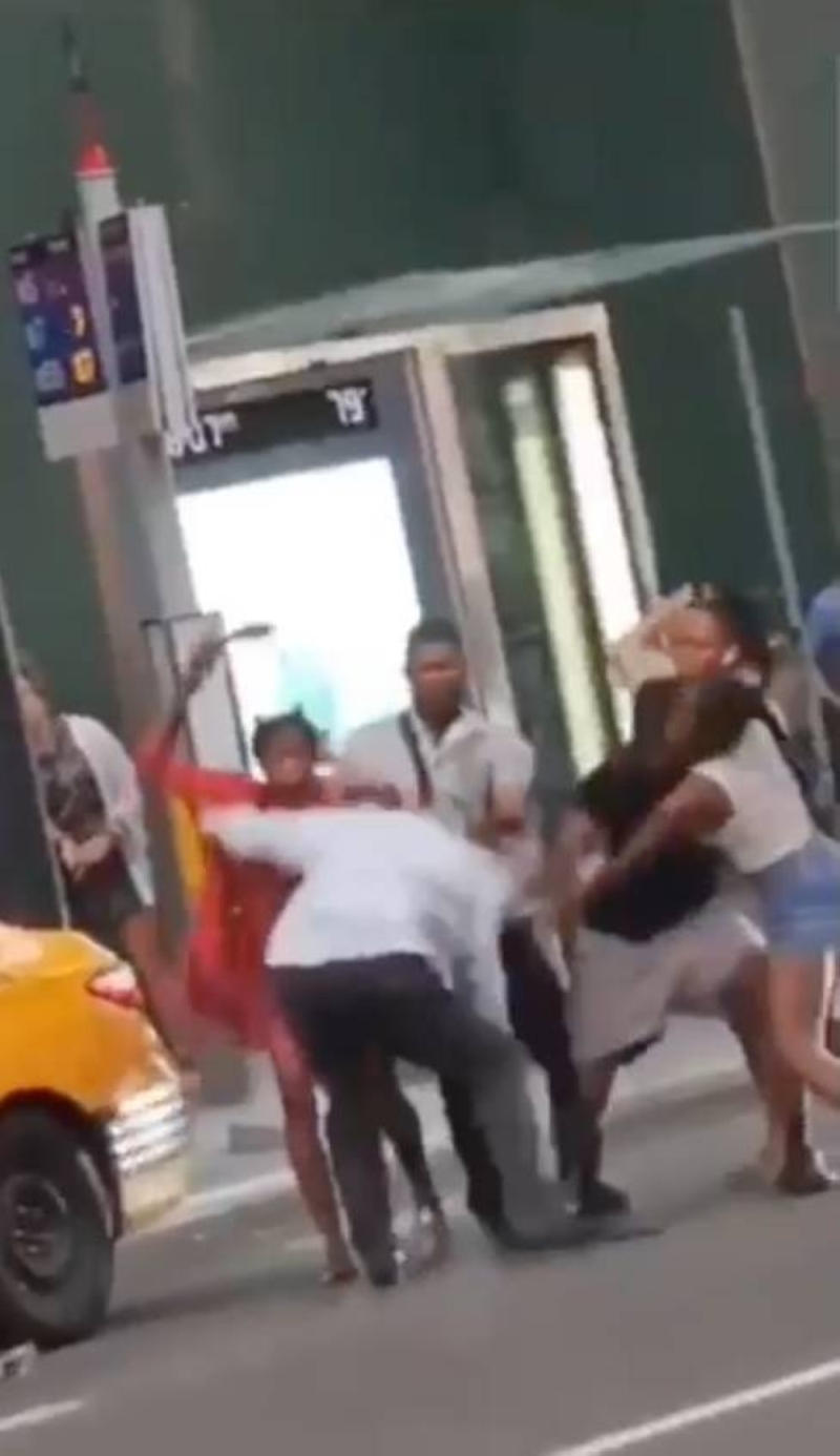 أمريكا : شاهد: سائق أجرة مسن يتعرض للضرب على يد 5 أشخاص وسط شارع  في نيويورك
