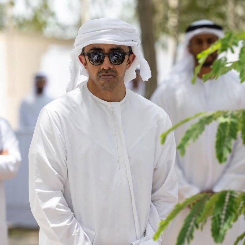 شاهد : رئيس الإمارات خلال مراسم تشييع ودفن جثمان أخيه سعيد بن زايد