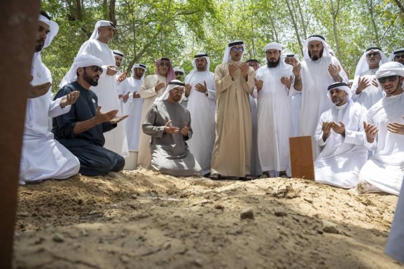 شاهد : رئيس الإمارات خلال مراسم تشييع ودفن جثمان أخيه سعيد بن زايد