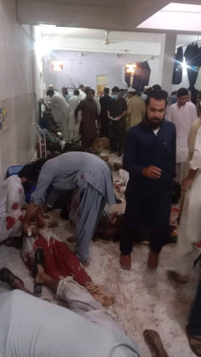 شاهد: لحظة وقوع انفجار مروع أثناء تجمع سياسي في باكستان.. والكشف عن عدد القتلى والمصابين