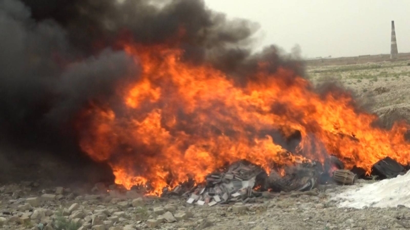 شاهد: حركة طالبان المتطرفة تحرق آلات موسيقية في هرات الأفغانية
