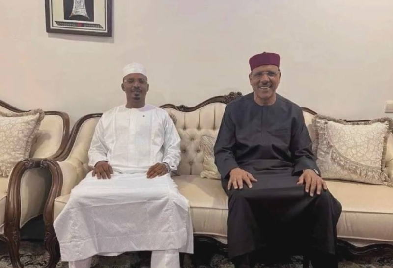 شاهد: أول صورة لرئيس النيجر  "محمد بازوم " المحتجز داخل قصره  يجتمع مع رئيس تشاد بعد  الانقلاب العسكري عليه
