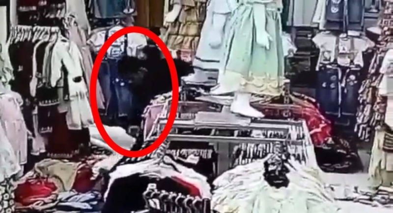 ترك الخنجر مغروزا في عينها.. شاهد: يمني يقتل زميلته داخل محل ملابس في عدن