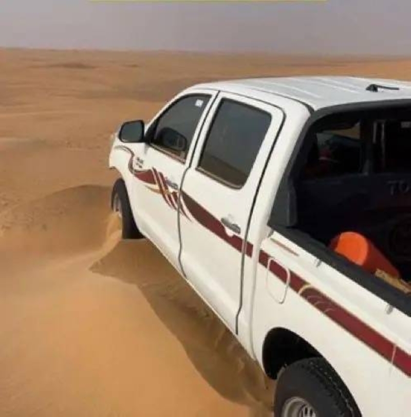 بعد أسبوع من فقدانه  .. فريق "إنجاد" التطوعي يعلن العثور على مفقود نجران بعدما علقت سيارته  في منطقة صحراوية