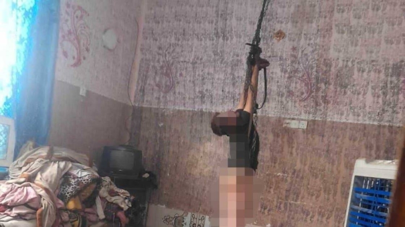 علقه في السقف.. شاهد: القبض على عراقي عذب ابنه ومفاجأة بشأن ما عثر عليه داخل منزله