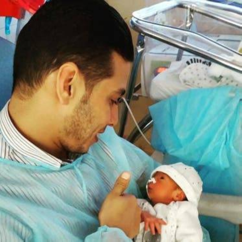 الفارق بينهما 6 سنوات.. شاهد: أب أردني يحتضن طفله يوم ولادته وبعد وفاته