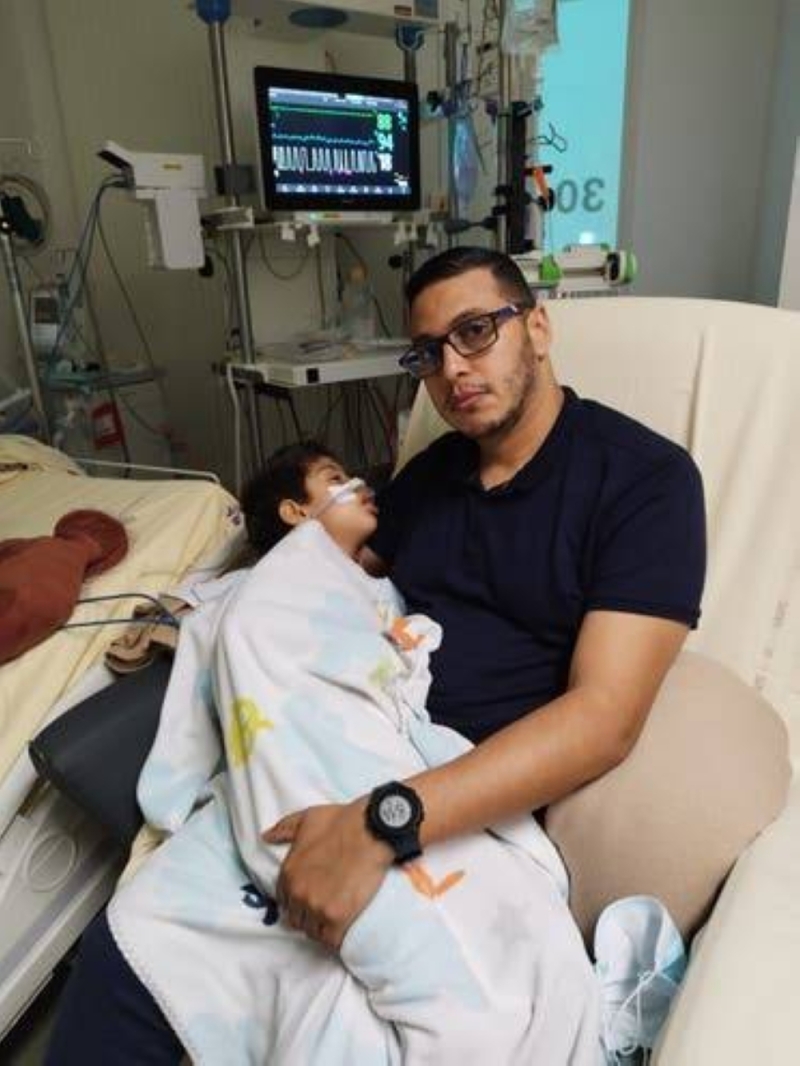 الفارق بينهما 6 سنوات.. شاهد: أب أردني يحتضن طفله يوم ولادته وبعد وفاته