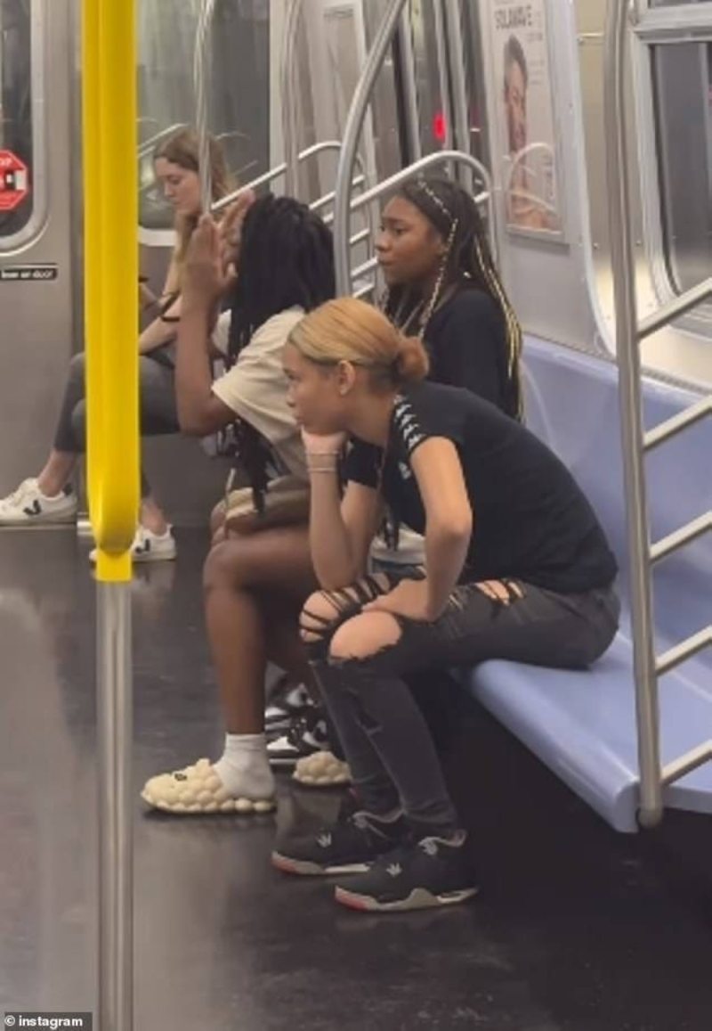 شاهد.. فتاة من أصول أفريقية تعتدي على امرأة آسيوية داخل مترو الأنفاق بنيويورك
