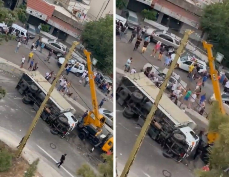 ‏شاهد: انقلاب شاحنة محملة بالأسلحة تابعة لميليشيا حزب الله الإرهابي وسط بيروت