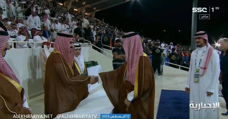 شاهد: فهد بن نافل  يتجاهل مصافحة رئيس الاتحاد السعودي ياسر المسحل !