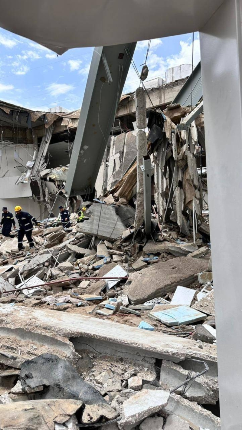 بالصور : انهيار مبنى بالمركز الحضاري في محافظة حبونا ووقوع وفاة وإصابات وحالة تحت الأنقاض