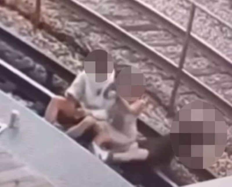 شاهد.. لحظة صعق شاب وفتاة بالكهرباء خلال التقاطهما "سيلفي" على السكة الحديد في أمريكا