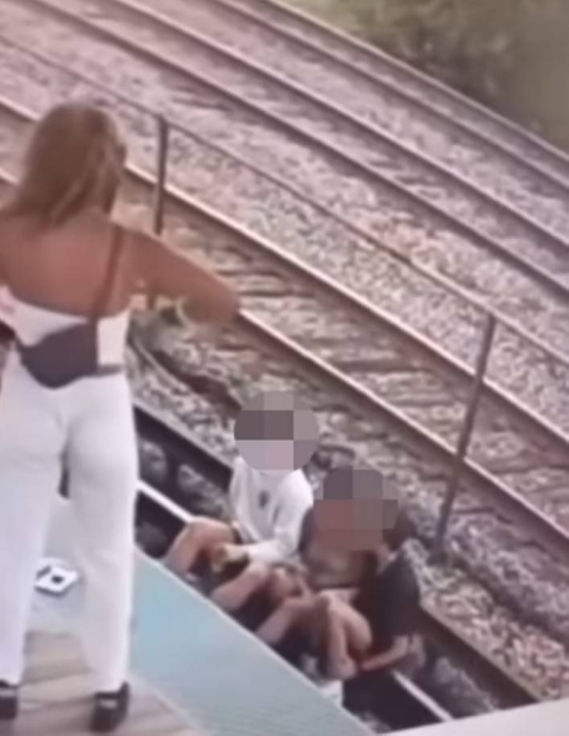 شاهد.. لحظة صعق شاب وفتاة بالكهرباء خلال التقاطهما "سيلفي" على السكة الحديد في أمريكا