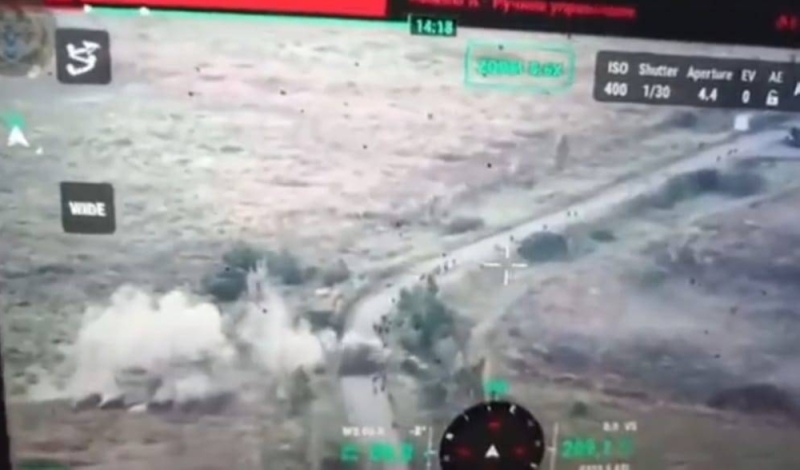 شاهد: لحظة استهداف القوات الأوكرانية  للجنود الروس الهاربين من القصف بالقنابل العنقودية