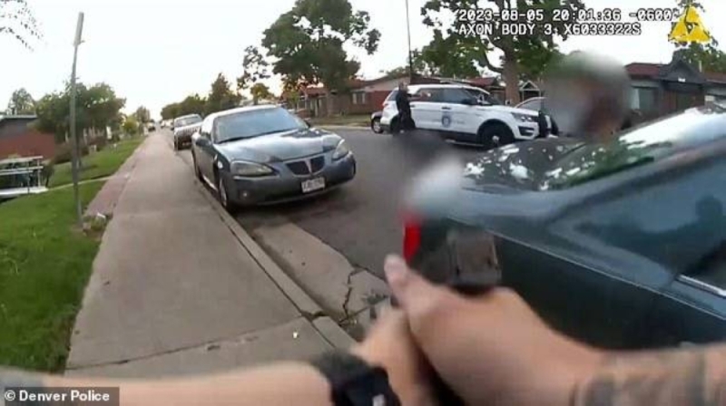 لحظة صادمة.. شاهد: شرطي أمريكي يطلق النار على رجل من أصول أفريقية ويرديه قتيلا أمام زوجته