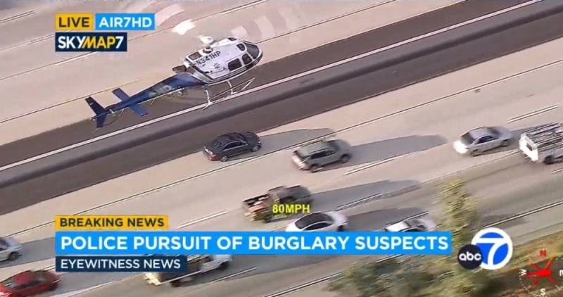 استخدم بها طائرتان هليكوبتر  .. شاهد: الشرطة الأمريكية تطارد سيارة مشتبه بها وسط طريق مزدحم في لوس أنجلوس