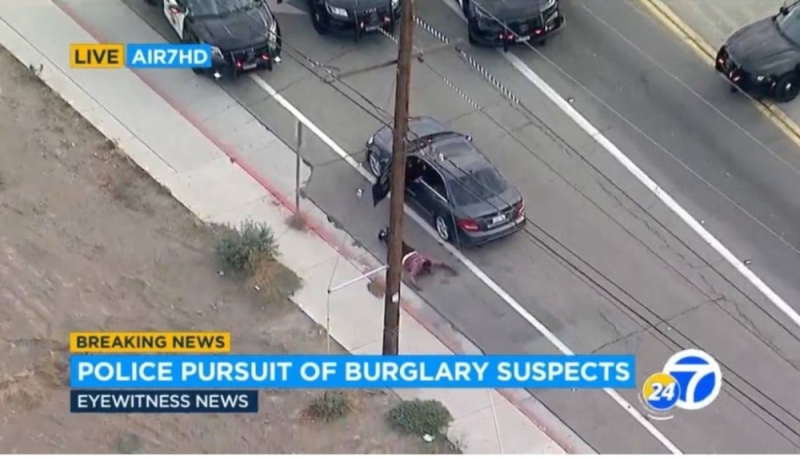 استخدم بها طائرتان هليكوبتر  .. شاهد: الشرطة الأمريكية تطارد سيارة مشتبه بها وسط طريق مزدحم في لوس أنجلوس