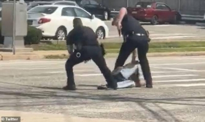 شاهد:  سيارة شرطة أمريكية تصدم امرأة سمراء  لمنعها  من الانتحار بمسدس وسط الشارع